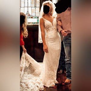 Wedding Dress Size 2/4. Can be taken out on the sides to make bigger.